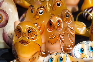 Hayvan heykelleri el yapımı Selenit, saten boks, çöl gülü ve alçıtaşı çiçekleri dört çeşit mineral alçıtaşıdır.