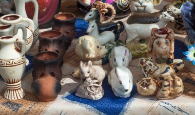 Doku arka plan deseni. Kil hobilerinden ve yaratıcılıktan oluşan halk sanatı makaleleri, bir insanın kişiliğinin yaratıcı yönlerini ve bakış açısını geliştirmesine yardımcı olan ve ifade etmesine yardımcı olan bir insan aktivitesidir.