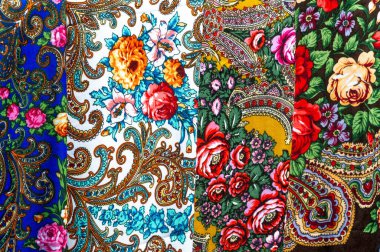 Doku arka planı, desen. Bir yığın halinde bir masaya yığılmış farklı kumaşlar