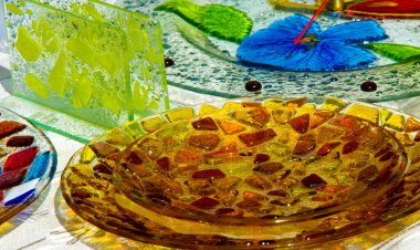 Doku arka planı, desen. Sanatsal çok renkli cam, uygulamalı sanat, grafik tasarımı, iç tasarım ve dekoratif sanat uygulaması olarak kabul edilir. Yaratıcı ya da soyut bir bağlamda