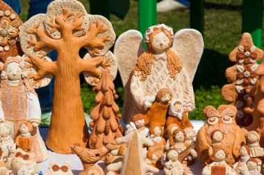 Arkaplan dokusu. Şablon. Topraktan yapılmış ürünler, el sanatları. Çamurdan yapılmış refraktör ürünleri. sert, yapışkan ince taneli toprak, genellikle sarı, ve kurutulmuş ve pişirilmiş ve çömlek.