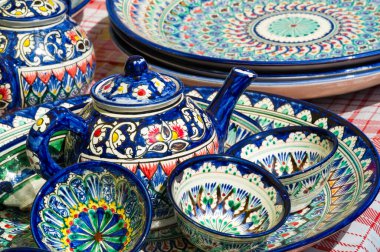 Ulusal süseşyaları ile dekore edilmiş el yapımı ürünler, Özbekistan