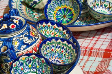 Ulusal süseşyaları ile dekore edilmiş el yapımı ürünler, Özbekistan