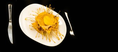 Sonbahar filmi, çizgi roman teması, tabak, sonbahar yaprakları, çatal ve bıçak. Kirpi kahvaltısı. Fotoğraf siyah bir arkaplanda çekildi