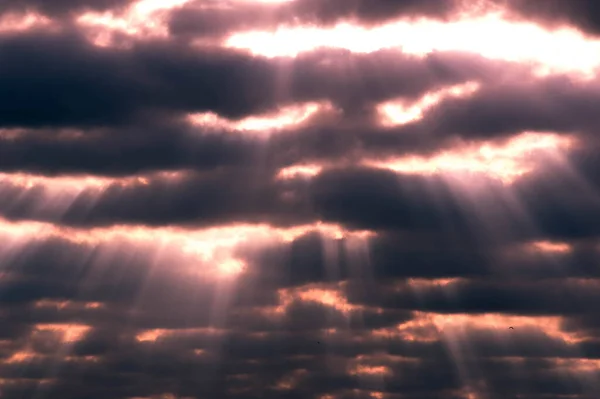 日の出の日没 空の雲 雲の中に太陽の光 — ストック写真