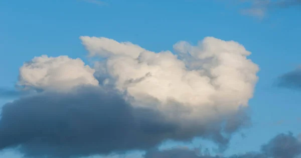 云团在大气中漂浮的可见的水蒸气团 通常在地面上方很高 — 图库照片