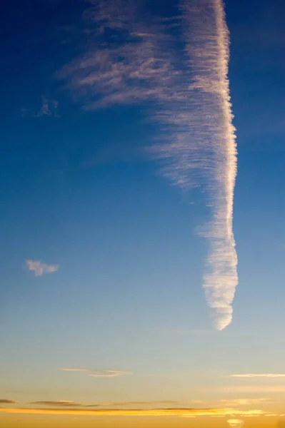 Облака Голубом Небе Видимая Масса Конденсированного Водяного Пара Плавающего Атмосфере — стоковое фото