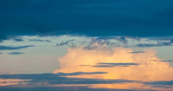 Wolken Bilden Eine Sichtbare Masse Kondensiertem Wasserdampf Der Der Atmosphäre — Stockfoto