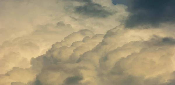 纹理背景 它们仍然是相当高的云彩 他们不给雨 阿尔托斯特雷斯云的平均灰度或蓝灰色 通常覆盖整个天空 — 图库照片