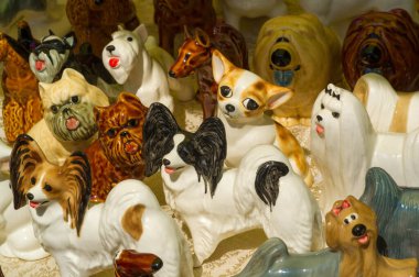 Arkaplan dokusu. Şablon. Topraktan yapılmış ürünler, el sanatları. Çamurdan yapılmış refraktör ürünleri. sert, yapışkan ince taneli toprak, genellikle sarı, ve kurutulmuş ve pişirilmiş ve çömlek.