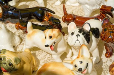 Arkaplan dokusu. Şablon. Topraktan yapılmış ürünler, el sanatları. Çamurdan yapılmış refraktör ürünleri. sert, yapışkan ince taneli toprak, genellikle sarı, ve kurutulmuş ve pişirilmiş ve çömlek.