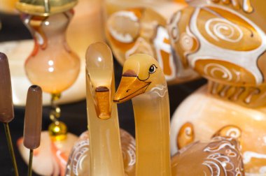 Hayvan heykelleri el yapımı Selenit, saten boks, çöl gülü ve alçıtaşı çiçekleri dört çeşit mineral alçıtaşıdır.