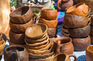 Arkaplan dokusu. Şablon. Topraktan yapılmış ürünler, el sanatları. Çamurdan yapılmış refraktör ürünleri. sert, yapışkan ince taneli toprak, genellikle sarı, ve kurutulmuş ve pişirilmiş ve çömlek.