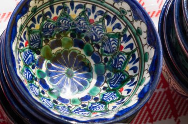 Ulusal süseşyaları ile dekore edilmiş el yapımı ürünler, Özbekistan