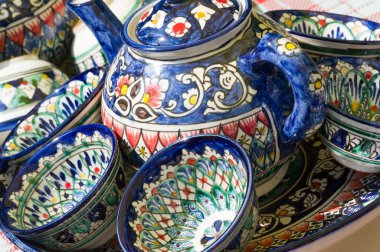 Ulusal süseşyaları ile dekore edilmiş el yapımı ürünler, Özbekistan