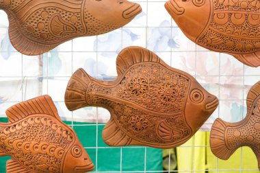 Arkaplan dokusu. Şablon. Topraktan yapılmış ürünler, el sanatları. Çamurdan yapılmış refraktör ürünleri. sert, yapışkan ince taneli toprak, genellikle sarı, ve kurutulmuş ve pişirilmiş ve çömlek.