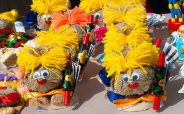 Bit pazarı, el sanatları. El yapımı bez bebekler. Bez bebek bir çocuk oyuncağıdır. Bu bir kumaş figürü, geleneksel olarak ev yapımı bir oyuncak bebek (ve içi boş malzeme artıklarıyla doldurulmuş).