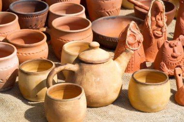 Arkaplan dokusu. Şablon. Topraktan yapılmış ürünler, el sanatları. Çamurdan yapılmış refraktör ürünleri. sert, yapışkan ince taneli toprak, genellikle sarı, ve kurutulmuş ve pişirilmiş ve çömlek.