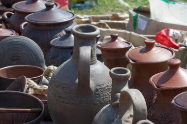 Arkaplan dokusu. Şablon. Topraktan yapılmış ürünler, el sanatları. Çamurdan yapılmış refraktör ürünleri. sert, yapışkan ince taneli toprak, genellikle sarı, ve kurutulmuş ve pişirilmiş ve çömlek.