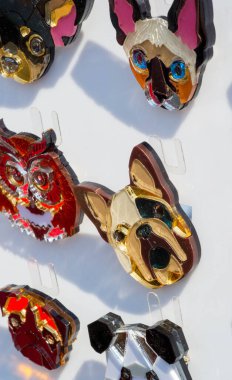 Bit pazarı, camdaki hayvanların görüntüsü..