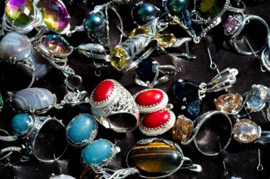 Bit pazarı, doğal taşlar, yarı değerli taşlar, yarı değerli mineraller. Mücevher olarak kullanılabilecek ama kıymetsiz sayılan mineraller.