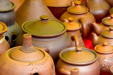 Arkaplan dokusu. Şablon. Topraktan yapılmış ürünler, el sanatları. Çamurdan yapılmış refraktör ürünleri. sert, yapışkan ince taneli toprak, genellikle sarı, ve kurutulmuş ve pişirilmiş ve çömlek.