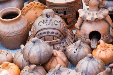 Arkaplan dokusu. Şablon. Topraktan yapılmış ürünler, el sanatları. Çamurdan yapılmış refraktör ürünleri. sert, yapışkan ince taneli toprak, genellikle sarı, ve kurutulmuş ve pişirilmiş ve çömlek.