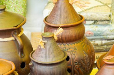 Arkaplan dokusu. Şablon. Topraktan yapılmış ürünler, el sanatları. Çamurdan yapılmış refraktör ürünleri. sert, yapışkan ince taneli toprak, genellikle sarı, ve kurutulmuş ve pişirilmiş ve çömlek.