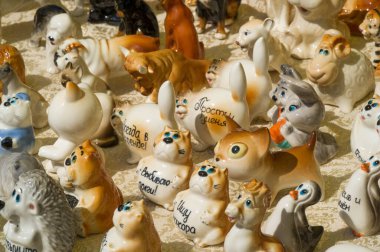 Arkaplan dokusu. Şablon. Topraktan yapılmış ürünler, el sanatları. Çamurdan yapılmış refraktör ürünleri. sert, yapışkan ince taneli toprak, genellikle sarı, ve kurutulmuş ve pişirilmiş ve çömlek.