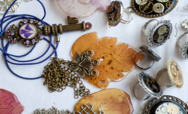 Bit pazarı, metal ürünler, sanat eserleri, illüstrasyonlar, fotoğraflar veya bir yayına dahil edilmesi için hazırlanmış diğer metinsel olmayan materyaller.