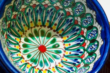 Ulusal süseşyaları ile dekore edilmiş el yapımı ürünler, Özbekistan