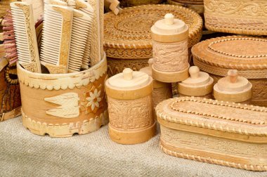 Bit pazarı, ahşap ürünler, halk sanatı ve çağdaş kendi kendini yetiştirmiş sanatçıların yaratıcı ifadeleri.