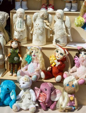 Bit pazarı, el sanatları. El yapımı bez bebekler. Bez bebek bir çocuk oyuncağıdır. Bu bir kumaş figürü, geleneksel olarak ev yapımı bir oyuncak bebek (ve içi boş malzeme artıklarıyla doldurulmuş).