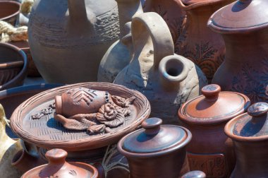 Arkaplan dokusu. Şablon. Topraktan yapılmış ürünler, el sanatları. Çamurdan yapılmış refraktör ürünleri. sert, yapışkan ince taneli toprak, genellikle sarı, ve kurutulmuş ve pişirilmiş ve çömlek.