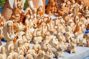 Arkaplan dokusu. Şablon. Topraktan yapılmış ürünler, el sanatları. Çamurdan yapılmış refraktör ürünleri. sert, yapışkan ince taneli toprak, genellikle sarı, ve kurutulmuş ve pişirilmiş ve çömlek.