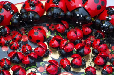 Bit pazarı, ahşap ürünler, halk sanatı ve çağdaş kendi kendini yetiştirmiş sanatçıların yaratıcı ifadeleri.