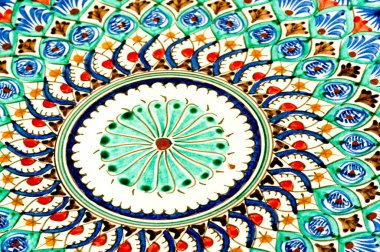 Ulusal süseşyaları ile dekore edilmiş el yapımı ürünler, Özbekistan