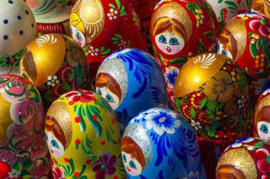 Bit pazarı, ahşap ürünler, halk sanatı ve çağdaş kendi kendini yetiştirmiş sanatçıların yaratıcı ifadeleri.