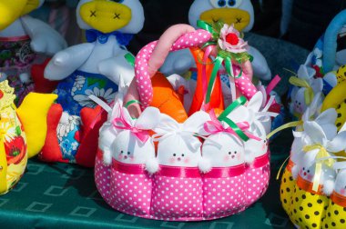 Bit pazarı, el sanatları. El yapımı bez bebekler. Bez bebek bir çocuk oyuncağıdır. Bu bir kumaş figürü, geleneksel olarak ev yapımı bir oyuncak bebek (ve içi boş malzeme artıklarıyla doldurulmuş).