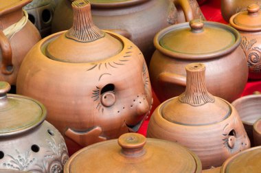 Arkaplan dokusu. Şablon. Topraktan yapılmış ürünler, el sanatları. Çamurdan yapılmış refraktör ürünleri. sert, yapışkan ince taneli toprak, genellikle sarı, ve kurutulmuş ve pişirilmiş ve çömlek.