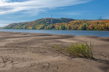 Sonbahar manzarası kumlu kıyılar, yarıklar ve esnemeler, koyu mavi soğuk su, gözleri yakalamak için hüzünlü bir zaman, yaza renkli bir veda