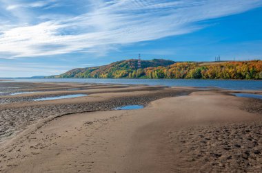 Sonbahar manzarası kumlu kıyılar, yarıklar ve esnemeler, koyu mavi soğuk su, gözleri yakalamak için hüzünlü bir zaman, yaza renkli bir veda