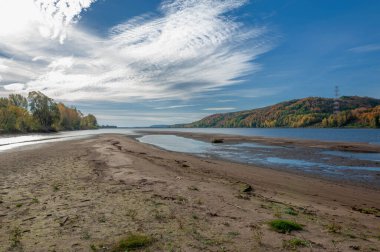 Sonbahar manzarası kumlu kıyılar, yarıklar ve esnemeler, koyu mavi soğuk su, gözleri yakalamak için hüzünlü bir zaman, yaza renkli bir veda