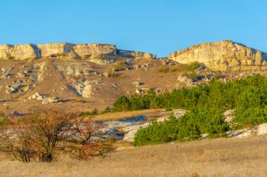 Kırım sonbahar yarımadasının fotoğrafları, Beyaz Ak-Kaya kayası, Belogorsky bölgesi, Biyuk-Karasu nehri, Mousterian çağı, Sarmatlar ve İskitler 'in yerleşim yerleri, Altyn Teshik mağarası.