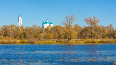 Sonbahar fotoğrafçılığı, nehrin taşkın ovası, ama şimdiye kadar sadece sonbahar altın, ne yağmur ne de rüzgar var, ve altın yaprak yeryüzüne uçuyor, ruhun özlemle doluyor..