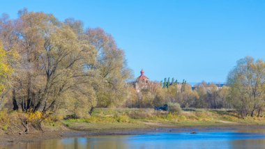 Sonbahar fotoğrafçılığı, nehrin taşkın ovası, ama şimdiye kadar sadece sonbahar altın, ne yağmur ne de rüzgar var, ve altın yaprak yeryüzüne uçuyor, ruhun özlemle doluyor..