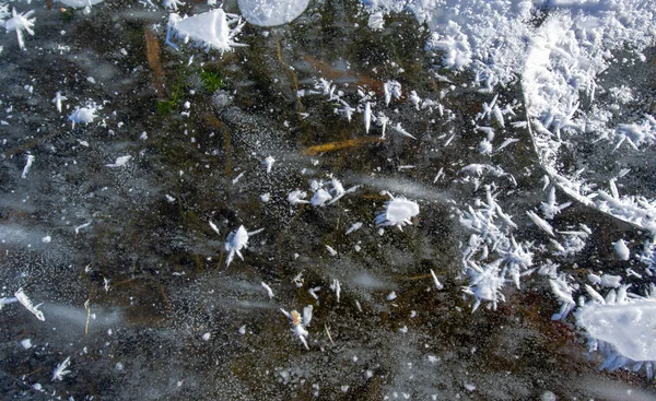 Herrscht Frost Auf Der Straße Eis Auf Dem Fluss Eisblasen — Stockfoto