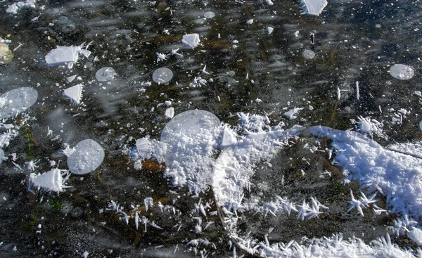 Gelo Sulla Strada Ghiaccio Sul Fiume Bolle Ghiaccio Bloccate Nel — Foto Stock