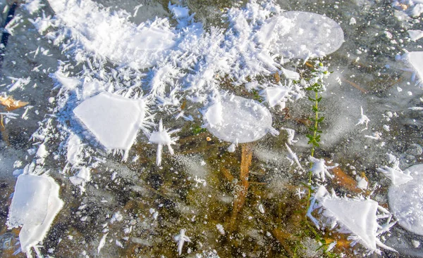 Det Frost Gatan Floden Isbubblor Fastnat Ovanligt Färgstark Isarkitektur — Stockfoto