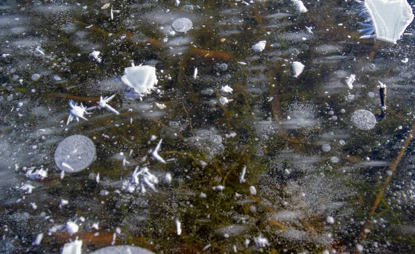 Gelo Sulla Strada Ghiaccio Sul Fiume Bolle Ghiaccio Bloccate Nel — Foto Stock